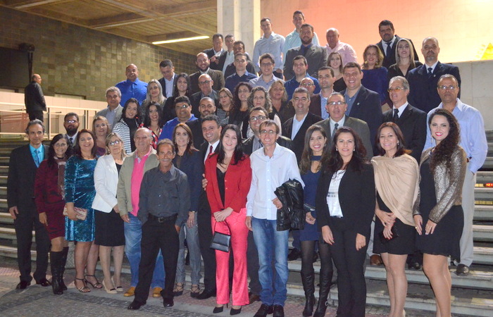 Foto com os servidores do Campus Machado na entrada da Assembleia de Minas. 